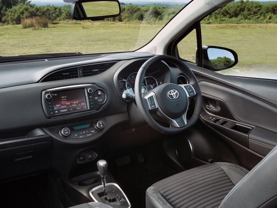  Toyota Yaris 5-Door 2014 года  (UK) (фото 38 из 38)